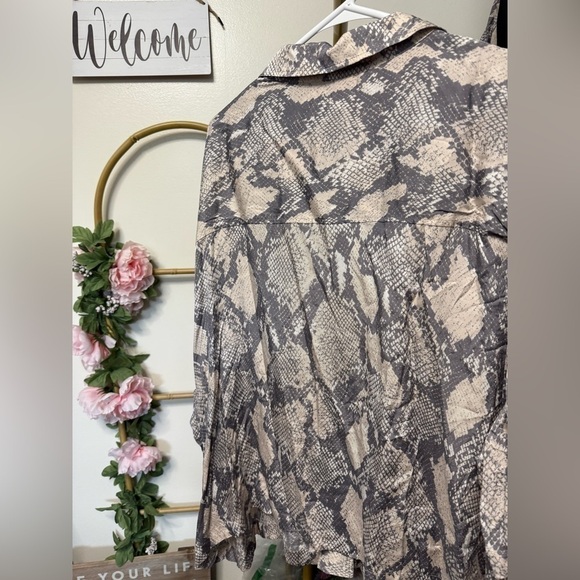 H&M Snake Print Short Sleeves Button-down Women’s Shirt - Picture 4 of 4